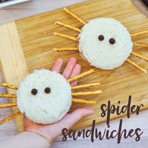 Spider Sandwich - a fun snack idea for kids! Spider Snacks Preschool, Spider Sandwiches, Spider Snacks Halloween, Pumpkin Themed Snacks For Kids, Spider Sandwiches Kids, Preschool Halloween Snacks Healthy, Classroom Snacks, Easy Halloween Snacks, Classroom Halloween Party