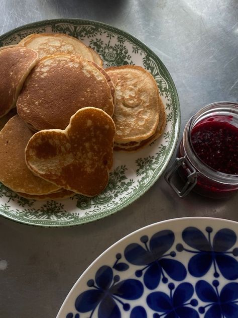 Making Pancakes Aesthetic, Hotcakes Aesthetic, Pancakes Aesthetic, Making Pancakes, Bakery Foods, Food Is Fuel, Breakfast Time, Food Obsession, Pretty Food