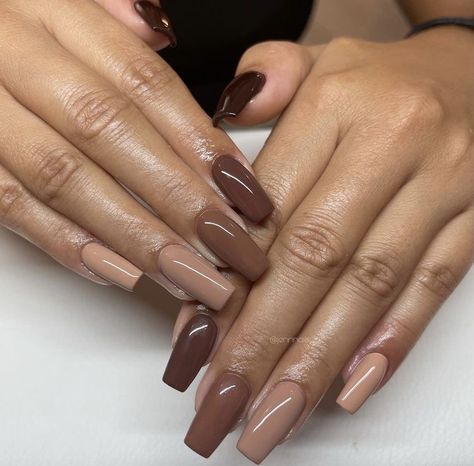 Fall Nails Different Shades Of Brown, Brown Nails Diamond, Coordinating Nail Colors, Different Color Brown Nails, Nails Inspiration Herbst, Burgundy And Grey Nails, Black And Brown Nails Design, Brown Simple Nails, Nude And Brown Nails