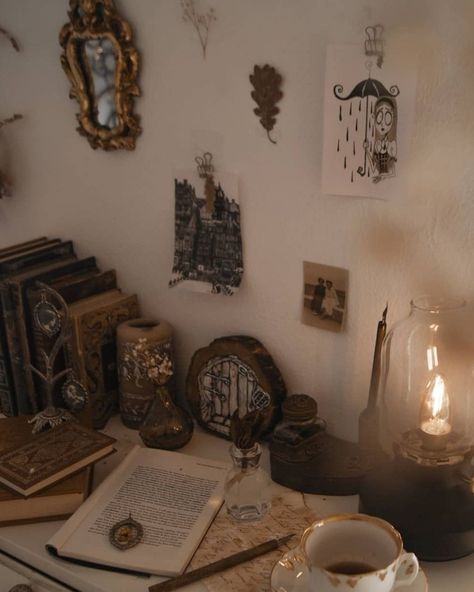 ☾︎ 𝐃𝐚𝐫𝐤 𝐀𝐜𝐚𝐝𝐞𝐦𝐢𝐚 on Twitter: "… " Aesthetic Apartments, Dark Academia Room Ideas, Dark Academia Bedroom, Academia Bedroom, Dark Academia Room, Academia Room, Furniture Apartment, Style Apartment, Girly Apartments