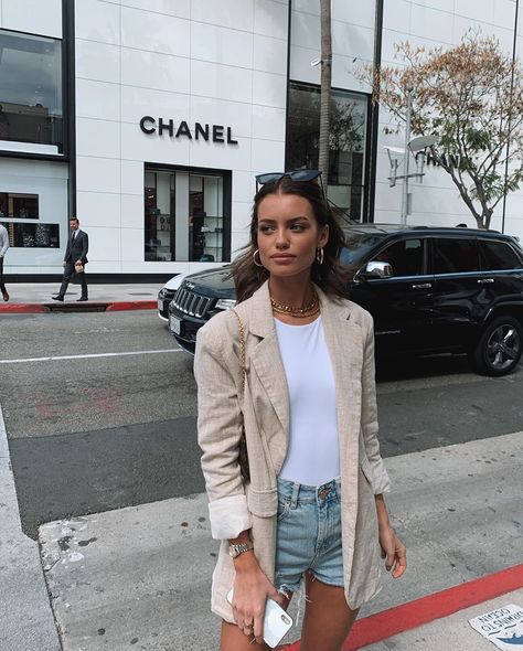 Summer Model Off Duty, Elle Trowbridge, White Blazer Outfit, Cut Hoodies, Shirt Makeover, Blazer Outfits Casual, Models Off Duty Style, Model Off Duty, Blazer Outfit