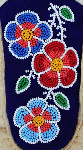 Metis Beading, Metis Beadwork, Beading Art, Buttons Ideas, Bordados Tambour, Roses Embroidery, Indian Beadwork, Beaded Moccasins, Native Beading Patterns