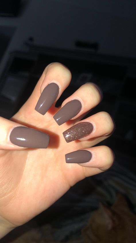 Brown Matte Nails With Glitter, November Nails Fall Short Coffin, Dark Beige Nails Acrylic, Coffee Color Nails Acrylic, Nails Acrylic Square Brown, Sparkly Fall Nails Acrylic, Gold Nails Short Coffin, Light Brown Nails With Glitter, Brown Nails With Accent Nail