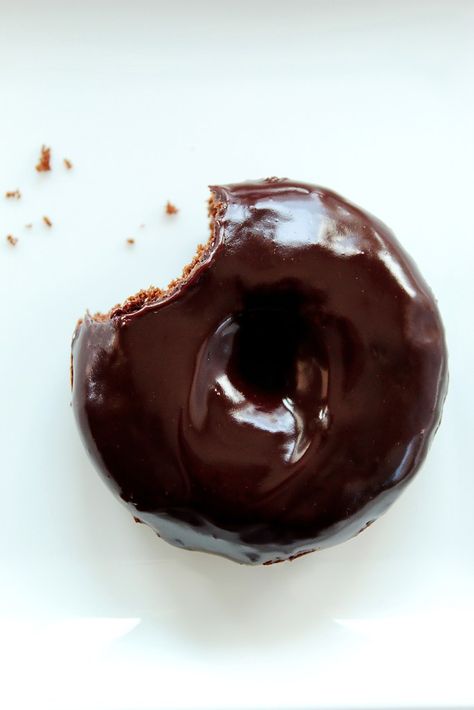 Donuts aren’t just for breakfast anymore.  Especially when you have a rich chocolate donut covered in a chocolate glaze.  These baked donuts are like miniature desserts that are super moist, packed with chocolate flavor and finished off with a shiny chocolate frosting.  Perfect with coffee, tea, milk, soda, beer, wine, margaritas … ok, maybe not margaritas.  Recipe on butterandbliss.net. Donut Party Ideas, Brownie Vegan, Donut Baking Pan, Easy Donut Recipe, Donut Toppings, Making Donuts, Chocolate Donut, Chocolate Glazed Donuts, Donut Dessert