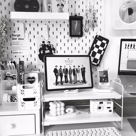 Black And White Room Inspo Aesthetic, Black And White Pegboard, Room Ideas Aesthetic White And Black, Aesthetic Room Ideas Black And White, Black And White Rooms Aesthetic, Monochrome Room Ideas, Korean Room Aesthetic Black, Black And White Desk Setup Aesthetic, Desk Ideas Black And White