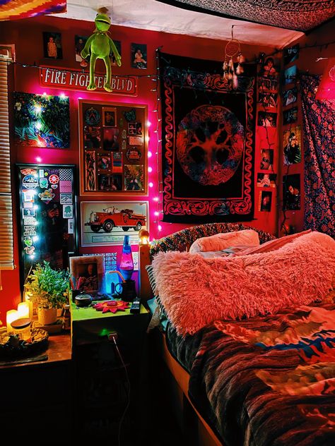 Hippie room bright led lights christmas lights plants posters crystals clay art indie Hippie Room Ideas, Hippie Room, Bed Room, The Wall, Room Ideas, Room Decor, Bedroom, Bed, Wall