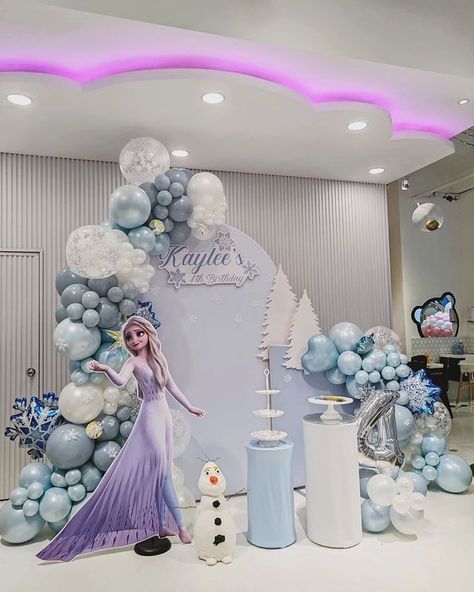 Sims Luv Creations (@simsluvcreations) • Instagram photos and videos Frozen Party Backdrop, Birthday Party Paper Decorations, Disney Frozen Birthday Party, Disney Frozen Birthday, Frozen Characters, Party Setup, 1 Birthday, Balloon Backdrop, Frozen Birthday Party