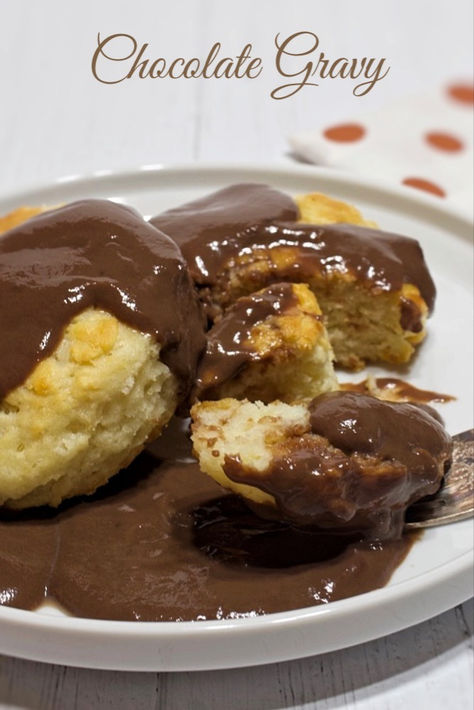 Homemade chocolate gravy poured over biscuits. Chocolate Gravy Recipe, My Country Table, Chocolate Gravy, Dessert For Breakfast, Scrumptious Food, Country Table, Chocolate Oatmeal, Homemade Biscuits, Chocolate Pies