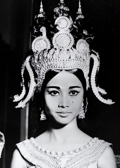 Cambodian Royal Family Princess Norodom Bopha Devi Royal ballet dancer of Cambodia. #Khmer cambodian Culture traditional culture of the ethnic Khmer-Cambodian people who origins came from Cambodia 🇰🇭 Cambodia Traditional Clothing, Cambodian Apsara, Apsara Khmer, Cambodian Culture, Dune Film, Collage Project, Cambodian Wedding, Cambodian Dress, Khmer Art