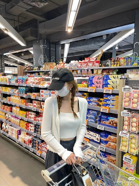 Grocery Shopping Aesthetic Korean, Wallpaper Bagus, Aesthetic Styles, Shopping Aesthetic, Grocery Shop, Hair Cut, Grocery Shopping, Girl Icons, Pretty Face