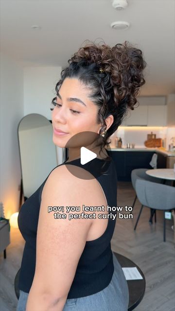 Keisha Kira on Instagram: "the easiest curly bun 🩷 that LASTS   ❤️ I love that this hairstyle  mixes a slighter neater sleeker slick back bun but still lets you embrace those ringlets!!   🎄actually perfect for if you're in the kitchen at christmas cause the tiny clips keep the curls out of your face and yesss   ✨ if you've been following me for a while you KNOW this bun has alwaaays been an every day hair style for me;  usually it can be messier but this is a slightly more refined version 🤪 🫶🏽   ✨its just so quick and easy and to get it snatched and longer lasting I go in with a super strong hold gel  ✨ I’m using the @got2b spiking glued gel (prev ad partner)   #curlymessybun #messybuntutorial #curlyslickback bun tutorial, curly hair tutorial, curly girl, #curlybun" Easy Bun For Curly Hair, How To Make A Curly Bun, Cute Messy Buns Curly Hair, How To Do A Curly Messy Bun, Curly Slick Back Bun, Long Curly Hair Bun Tutorial, Curly Hair High Bun, Slick Back Curly Bun, Curly Hairstyles Tied Up