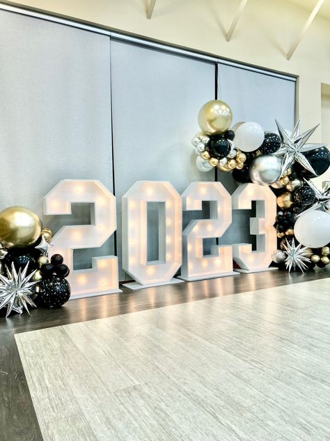 Graduation Backdrop Ideas 2023, Prom House Decorations, Graduation Setup Ideas, 2023 Graduation Balloons, Graduation Balloon Decorations 2023, Balloon Arch Backdrop Graduation, Prom Setup Decor, High School Graduation Balloon Garland, Graduation 2023 Party Ideas