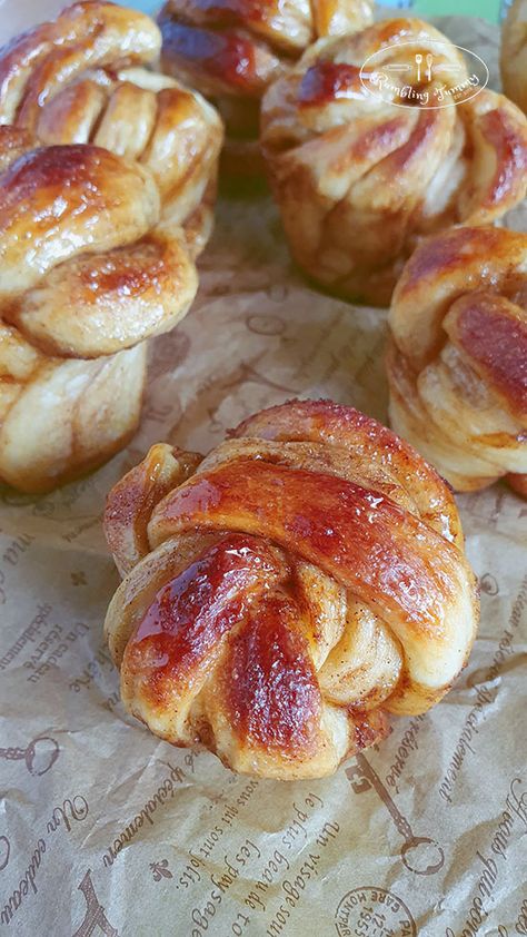 Rumbling Tummy: Sourdough: Cinnamon knot Brown Butter Sourdough Discard Cinnamon Knots, Sourdough Cinnamon Knots, Sourdough Cinnamon Twists, Sourdough Knots, Cinnamon Knots, Sourdough Starters, Cinnabon Recipe, Sourdough Rolls, Rolls Homemade