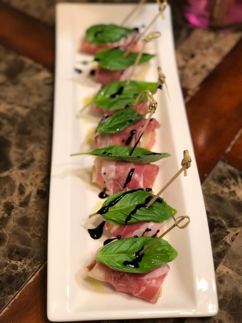 Pear Wrapped In Prosciutto, Pears And Prosciutto, Procuitto Pear Appetizer, Prosciutto Pear Appetizer, Pear And Brie Salad Skewers, Pear And Prosciutto Appetizers, Pear Prosciutto Appetizer, Prosciutto Appetizer Recipes, Pear Skewers