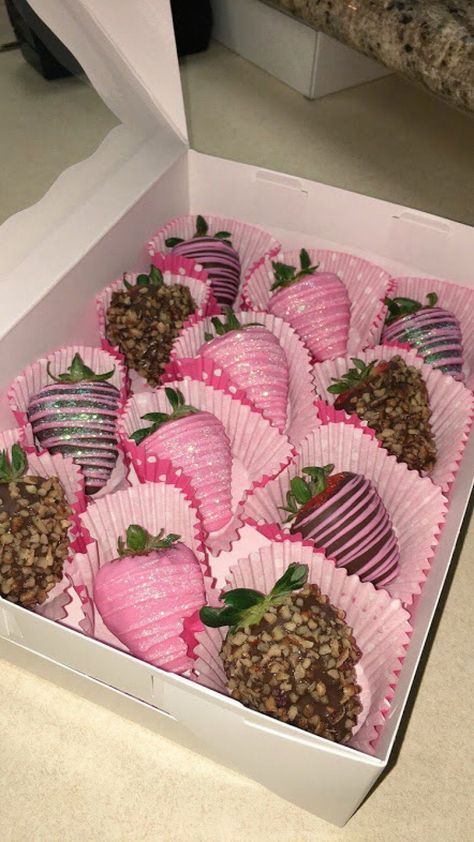 Original Birthday Gifts, Bakery Items, Food Babe, Think Food, Sweet Snacks Recipes, Covered Strawberries, Cute Desserts, Chocolate Covered Strawberries, Food Obsession