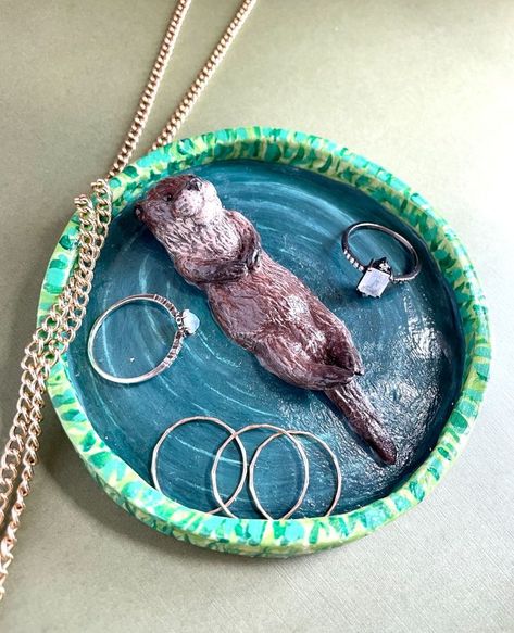 A sweet swimming otter jewelry dish! Clay Jewelry Holder, Swimming Otter, Artsy Boy, Otter Jewelry, Clay Jewellery Holder, Ceramic Jewelry Dish, Clay Diy Projects, Clay Hand, Clay Crafts Air Dry