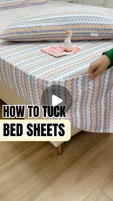 Sandra Folding on Instagram: "Follow me @sandrafolding for more content like this! Sandra tuck bed sheet😃 #sandrafolding #foldinghacks #folding #storagehacks" Bedsheet Folding Hacks, Fold Fitted Sheet With Pocket, Folding Fitted Sheets, Diy Bed Sheets, Storage Hacks, Flat Sheets, Household Hacks, Fitted Sheet, Bed Sheets