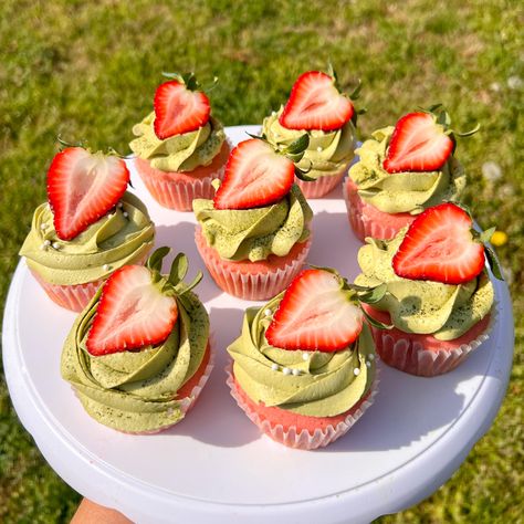 Strawberry Matcha Cupcakes, Cottagecore Cupcakes, Matcha Cupcakes, Matcha Strawberry, Michelin Chef, Strawberry Matcha, Cute Baking, Cupcake Flavors, Strawberry Cupcakes