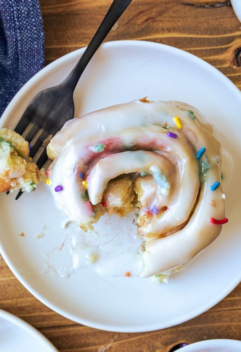 These gooey Cake Batter Cinnamon Rolls have a buttery vanilla cake flavor baked right in to each bite. Birthday Cake Batter, Stomach Rumbling, Gooey Cake, Polish Desserts, Recipes For Desserts, Fantasy Food, Cake Flavors, Bread And Pastries, Baking Flour