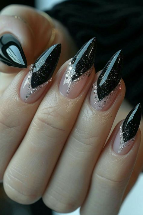 gothic nail art Nail Gem Designs Simple Jewels, Gothic Wedding Nails, Goth Wedding Nails, Simple Gothic Nails, Black Gothic Nails, Gothic Nail Designs, Vampy Nails, Nails Gothic, Vampire Nails