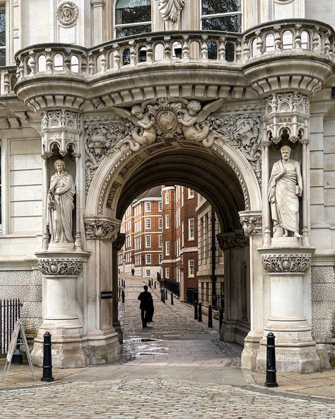 Londonpopbox - 🦉📚I didn’t know Middle Temple inspired... | Facebook Inns Of Court, London Baby, London History, Diagon Alley, London Places, Harry Potter Film, London Town, Filming Locations, Old World Charm