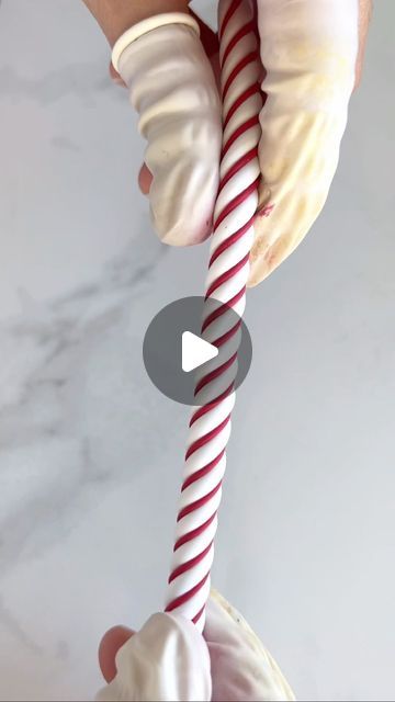 Peppermint Clay Earrings, Candy Cane Clay Earrings, Christmas Polymer Clay Ideas, Christmas Polymer Clay, Candy Cane Earrings, Candy Cone, Homemade Clay, Polymer Clay Kawaii, Kawaii Earrings