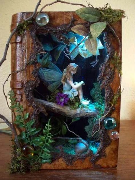 winter project for families Shadow Box Kunst, Art Altéré, Fairy Paintings, Faeries Gardens, Fairy Crafts, Shadow Box Art, Tanah Liat, Miniature Projects, Fantasy Images