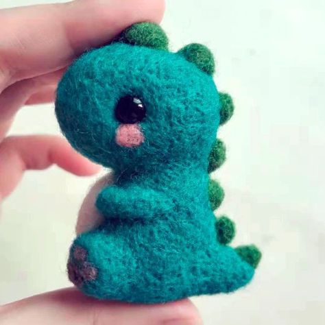 Needle Felted Dino, Needle Felted Dinosaur, Felt Needling, Dinosaur Craft, Diy Wool Felt, Diego Brando, Felting Diy, Felt Monster, Diy Wool