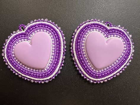 Purple Beaded Jewelry, Purple Beaded Earrings, Earrings To Make, Black Heart Earrings, Pink Heart Earrings, Beaded Things, Ombre Earrings, Native Language, Beaded Earrings Native