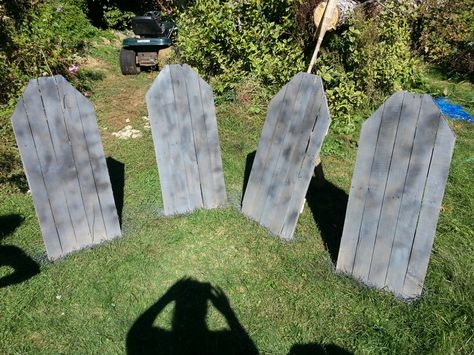 Diy pallet Tombstones Diy Tombstones Halloween, Pallet Halloween Decorations, Halloween Pallet, Outdoor Halloween Decor Ideas, Wood Halloween Decorations, Pallet Halloween, Outdoor Halloween Decor, Halloween School Treats, Halloween Bar