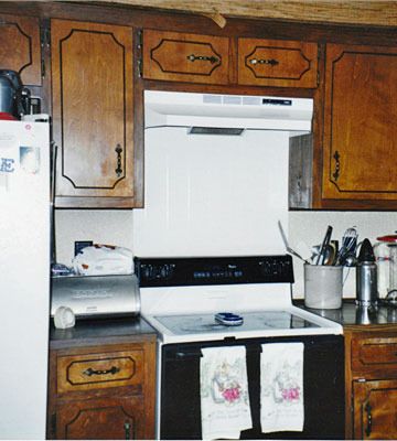 credit: Country Woman Magazine [ http://www.countrywomanmagazine.com/home-garden/kitchen-design-ideas/diy-budget-kitchen-makeover/] Vintage Kitchen Cabinet Makeover, Old Cabinet Makeover, Old Cabinets Makeover, 70s Cabinets, 70s Kitchen Makeover, Old Kitchen Cabinet Makeover, Kitchen Cabinet Makeovers, 1950s Kitchen Cabinets, Vintage Kitchen Cabinets