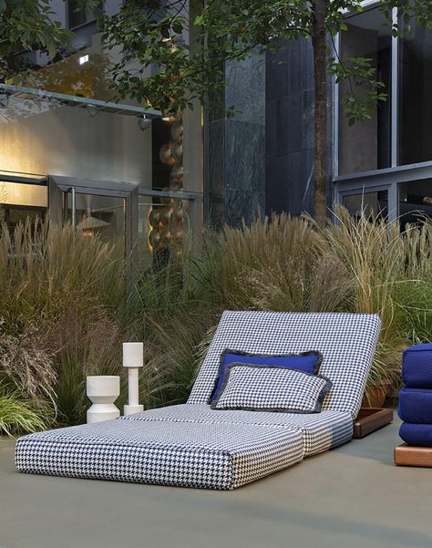 Sunset Poolside Bed | Exteta – EN Authentic Aesthetic, Pool Bed, Sun Bed, Pool Chairs, Sun Lounge, Outside Living, Milan Design, Pool Furniture, Milan Design Week