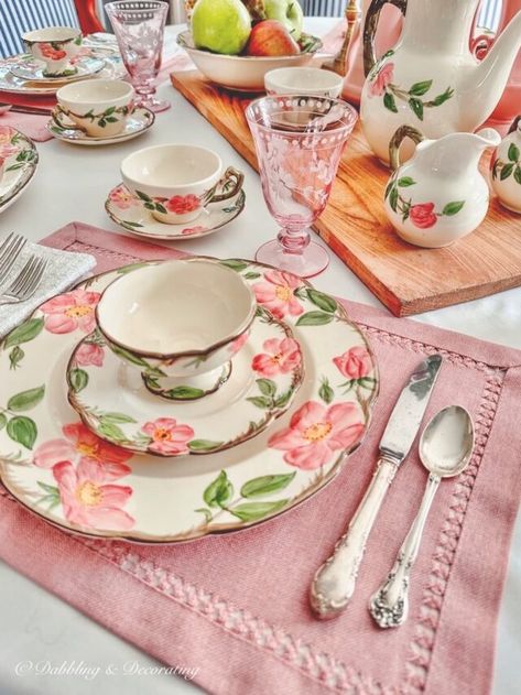 Desert Rose Place Setting with Pink Glasses Rose Table Setting, Boho Table Settings, Desert Rose Dishes, Plates Display, Pretty Table Settings, Classic Dinnerware, Pink Dishes, Franciscan Desert Rose, Vintage Collections