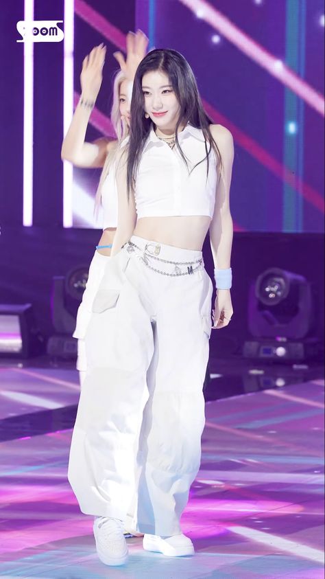 itzy chaeryeong 'cake' outfit Itzy Sorry Not Sorry Outfit, Itzy Cake Outfit, Chaeryeong Stage Outfit, Chaeryeong Outfit, Kpop Gg Outfits, Fnl Fits, Itzy Outfit, Oneiric Diary, Dance Fits