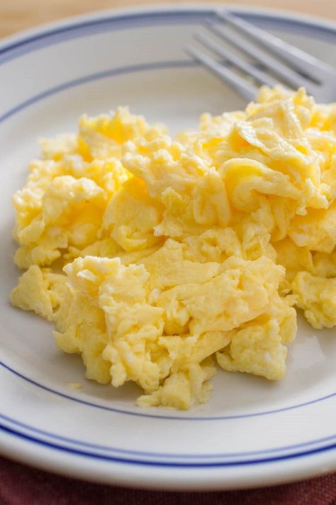 Easy Scrambled Eggs, Best Scrambled Eggs, Scrambled Eggs With Cheese, Eggs Scrambled, Thm Breakfast, Cook Eggs, Fluffy Scrambled Eggs, Country Breakfast, Cheese Potato