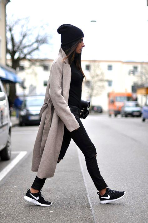 Black beanie, beige trench coat, black top, black ripped jeans, and Nike Roshe Run shoes Outfits Leggins, Fashion Blogger Style, Outfit Trends, Nike Shox, Sport Chic, Mode Inspo, Sporty Chic, Sneakers Outfit, 가을 패션