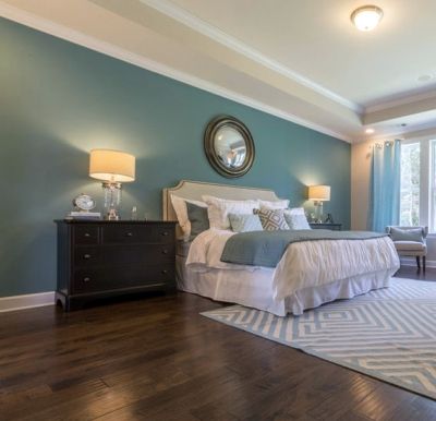 Blue-green wall paint color with brown wooden flooring Tiffany Bedroom, Contemporary Guest Bedroom, Lover Bedroom, Small Modern Bedroom, Soft Blue Walls, Color Tiffany, Blue Bedrooms, Swag Dress, Teal Bedroom