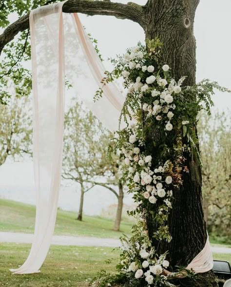 Tree Branch Arbor Diy, Wedding Ceremony Tree Decor, Wedding Altar Tree, Wedding Arch Alternative Outdoor, Tree Wedding Ceremony, Romantic Ceremony, Wedding Arch Rustic, Romantic Wedding Receptions, Wedding Altars