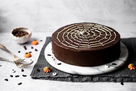 Halloween Spider Web Cake Spiderweb Cake, Halloween Baking Recipes, Seasonal Cakes, Easy Chocolate Cake Recipe, Spider Web Cake, Spooky Halloween Cakes, Birthday Drip Cake, Margarita Cake, Chocolate Extract