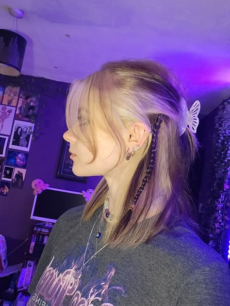 Half blonde half brown horizontal split dye in a half updo with a butterfly hairclip Short Fairy Hair Hairstyle Ideas, Grunge Braid Hairstyles, Fairy Short Hairstyles, Short Fairy Hairstyles, Fairy Grunge Hairstyles, Fairy Hair Short, Fairy Short Hair, Fairy Hair Styles, Fairy Grunge Hair