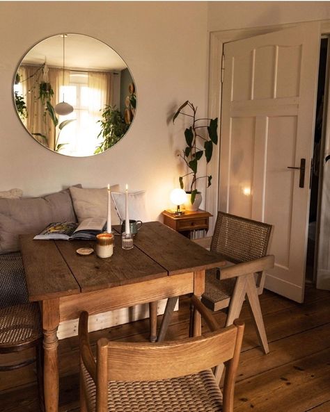 Eating Area In Living Room, Hygee Room Decor Living Room, Dining Room Decor Mirror, Cosy Home Aesthetic, Hygge Dining Room, Cottage Core Dining Room, Scandi Minimalist Home, Small Breakfast Nook Ideas, Casa Vintage