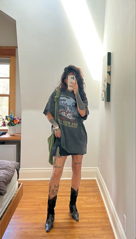 Edgy Indie Outfits, Skirt And Cowboy Boots Outfit, Edgy Outfits Summer, Indie Concert Outfit, Indie Summer Outfits, Black Cowboy Boots Outfit, Concert Outfit Rock, Cowboy Boot Outfits, Grunge Western