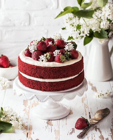 Naked Cake, Red Velvet Cake with Strawberries Red Velvet Naked Cake, Red Velvet Cake Decoration, Velvet Birthday Cake, Red Velvet Birthday Cake, Red Velvet Birthday, Best Cake Ideas, Bolo Red Velvet, Red Velvet Cheesecake, Elegant Birthday Cakes