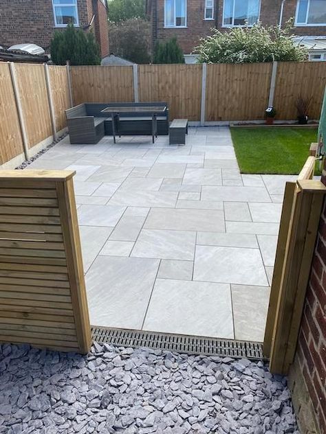 Outdoor Tile Ideas Backyards, Grey Slabs In Garden, Tiled Backyard Patio, Outdoor Garden Flooring, Grey Stone Patio, Garden Design With Patio, Outdoor Deck Tile Ideas, Garden Patio Tiles, Light Grey Patio