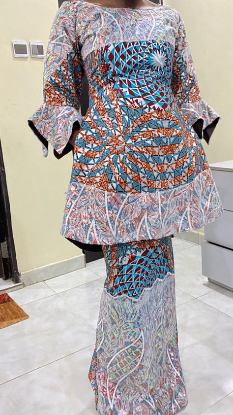 Straight skirt and blouse. @khairah01 Skirt With Blouse, Ankara Blouse, Ankara Dress Designs, Ankara Dress, Skirt And Blouse, Ankara Styles, Straight Skirt, African Fashion Dresses, African Clothing