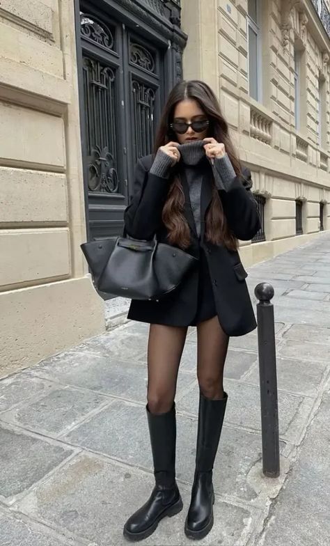 Paris Boots Outfit, Kneehighboots Outfits, Fall Outfit With Boots, Rok Outfit, Black Boots Outfit, Winter Fashion Outfits Casual, Beige Outfit, Corporate Outfits, Paris Outfits