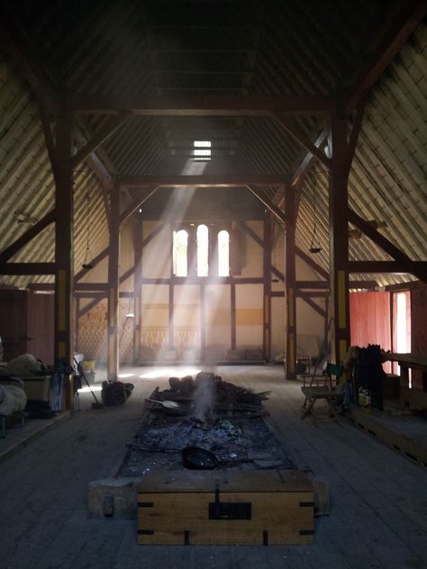 Inside Wychurst longhall Viking Houses, Viking Hall, Viking Longhouse, Viking Ideas, Mead Hall, Viking Home, Manor Interior, Viking Aesthetic, Norway Viking