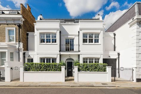 Wonderful family home with spectacular gardens for sale in Chelsea Houses In London, Chelsea Townhouse, Classical Facade, Modern Family House, City Homes, London Houses, Build Inspiration, Chelsea London, London House