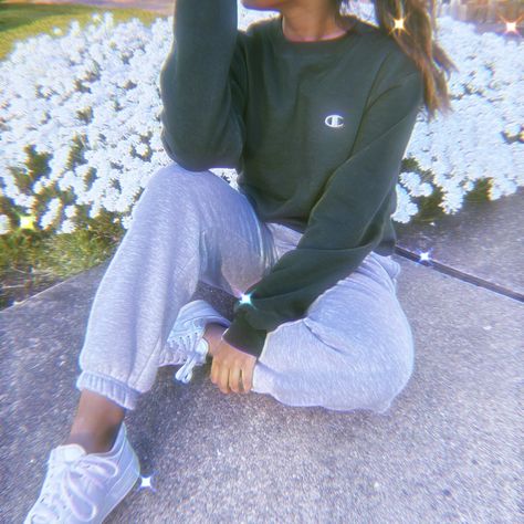 #everydayoutfits #trendy #sweatpants #fashion #schooloutfits  #champion #aesthetic Champion Sweatpants Outfit Women, Cute Grey Sweatpants Outfit, Champion Sweatpants Outfit, Sweatpants Outfit Grey, Outfit Grey Sweatpants, All Gray Outfit, Outfits With Grey Sweatpants, Champion Aesthetic, Sweatpants Outfit Fall