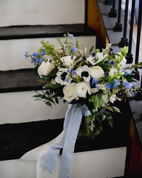 Blue White And Black Wedding Theme, Dark Blue Flowers Wedding, Dark And Light Blue Wedding, Blue Black White Wedding Theme, Light Blue Black And White Wedding, Black And Light Blue Wedding Theme, Black And Baby Blue Wedding, Blue White And Black Wedding, Black White And Blue Wedding